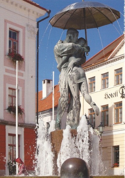 Tartu kissing couple