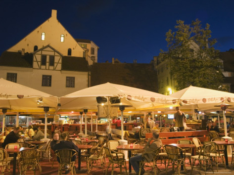 christian-kober-al-fresco-dining-at-night-in-square-of-traditional-buildings-old-town-latvia